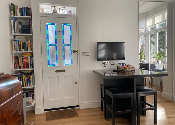 Interior Designed Flat Near Kew Botanical Gardens
