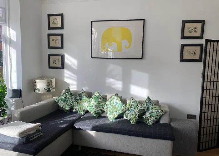 Interior Designed Flat Near Kew Botanical Gardens