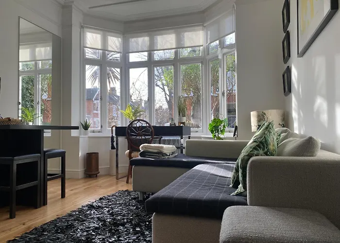 Interior Designed Flat Near Kew Botanical Gardens