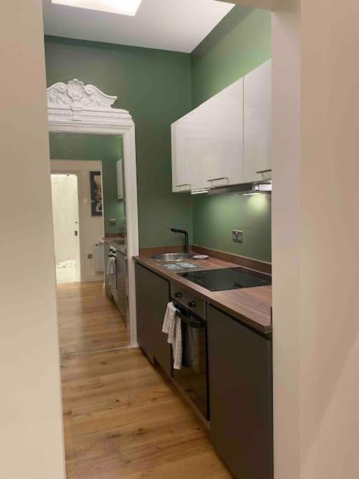 Interior Designed Flat Near Kew Botanical Gardens * Лондон