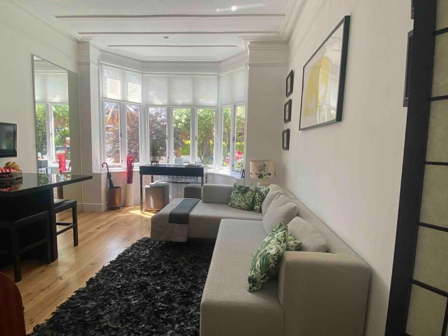 Interior Designed Flat Near Kew Botanical Gardens * Лондон