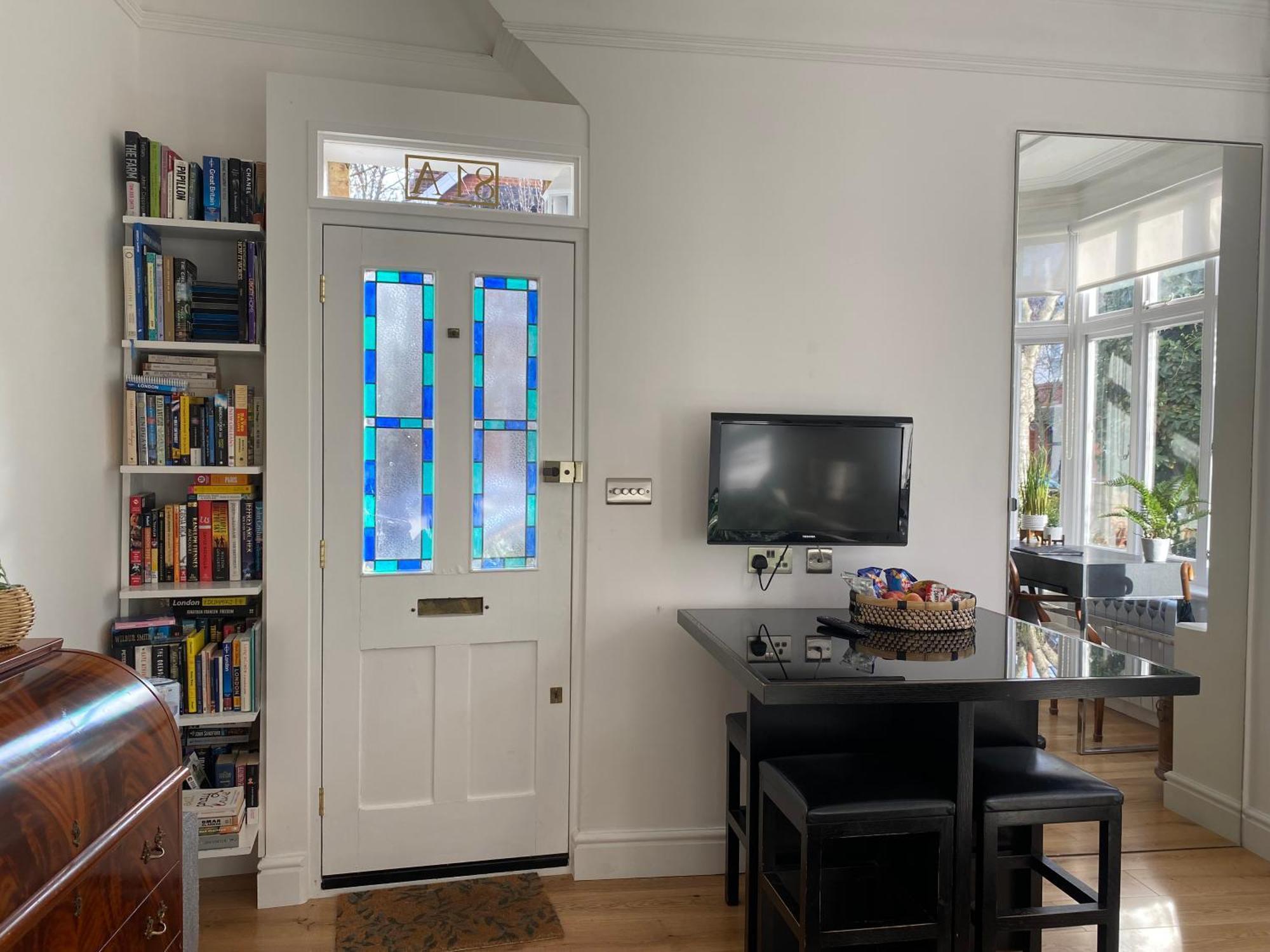 Апартаменты Interior Designed Flat Near Kew Botanical Gardens *